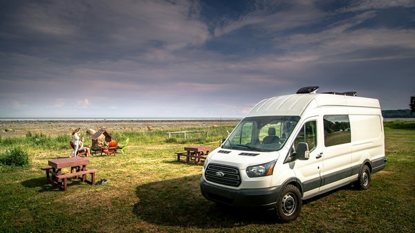 Quels sont les avantages de camper sur une île privée et comment s'y préparer?